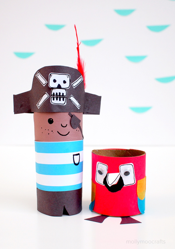 Un pirata y un loro hechos con tubos de cartón.